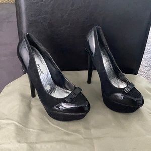 Black Anne Michelle size 6, 6 inch pump